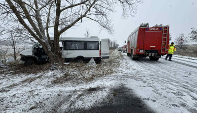 Lecs&uacute;szott az &uacute;tr&oacute;l &eacute;s k&eacute;t fa k&ouml;z&eacute; szorult egy kisbusz Zalahal&aacute;pn&aacute;l