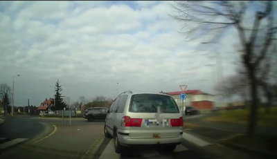 F&aacute;kon &eacute;s bokrokon &aacute;t menek&uuml;lt aut&oacute;j&aacute;val egy 27 &eacute;ves f&eacute;rfi Tapolc&aacute;n - VIDE&Oacute;