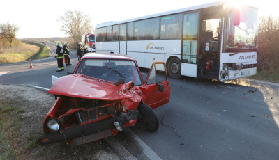 A sofőr kiesett a kocsib&oacute;l - &Ouml;ssze&uuml;tk&ouml;z&ouml;tt egy aut&oacute;busz &eacute;s egy szem&eacute;lyaut&oacute; V&aacute;rpalota &eacute;s P&eacute;tf&uuml;rdő k&ouml;z&ouml;tt