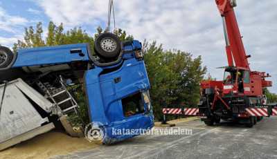 &Uuml;tk&ouml;z&eacute;s k&ouml;vetkezt&eacute;ben felborult egy gabon&aacute;t sz&aacute;ll&iacute;t&oacute; kamion