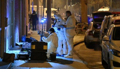 Vide&oacute;n, ahogy a rendőr&ouml;k l&aacute;bon l&ouml;vik az őrj&ouml;ngő k&eacute;selőt &Uacute;jbud&aacute;n