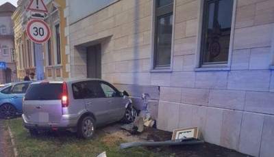 H&aacute;znak csap&oacute;dott egy aut&oacute; Tapolc&aacute;n