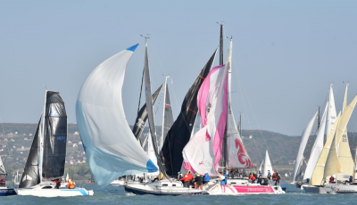Vegy&eacute;tek elő a haj&oacute;kat! 200 vitorl&aacute;z&oacute;t v&aacute;rnak az okt&oacute;ber elejei Sz&uuml;reti Regatt&aacute;ra