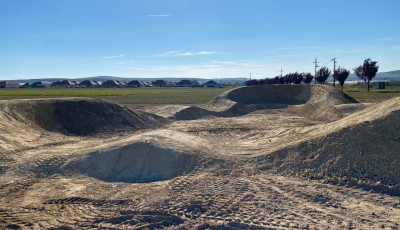 &Ouml;r&uuml;lhetnek a bring&aacute;sok-Pumptrack p&aacute;lya &eacute;p&uuml;l Nemesv&aacute;moson