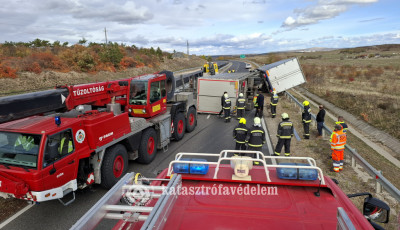 K&eacute;t kamionhoz is tűzolt&oacute;daru kellett a v&aacute;rmegye &uacute;tjain