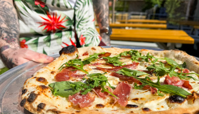 &Uacute;j n&aacute;polyi pizz&eacute;ria ny&iacute;lik a v&aacute;rosban - Letesztelt&uuml;k a Nyomda Pizz&aacute;t!
