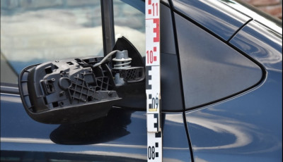 Felh&uacute;zta mag&aacute;t, ez&eacute;rt let&ouml;rte egy parkol&oacute; aut&oacute; mindk&eacute;t t&uuml;kr&eacute;t Veszpr&eacute;mben