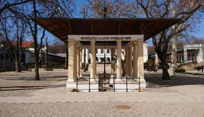 Lez&aacute;rt&aacute;k a legend&aacute;s balatonf&uuml;redi forr&aacute;st: m&aacute;r t&aacute;bla &eacute;s k&ouml;t&eacute;l fogadja a l&aacute;togat&oacute;kat