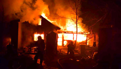 Ketten vesztett&eacute;k &eacute;let&uuml;ket egy balatonf&uuml;redi tűzben p&eacute;ntek hajnalban