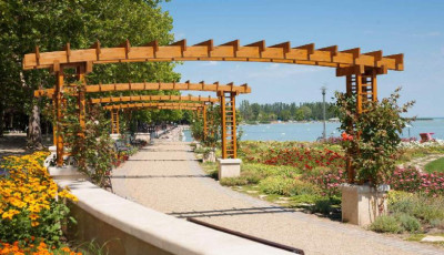 Balatonf&uuml;reden m&aacute;t&oacute;l korl&aacute;tozz&aacute;k a doh&aacute;nyz&aacute;st &eacute;s az alkoholfogyaszt&aacute;st