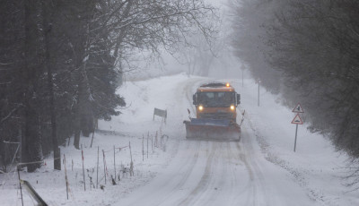 Narancs figyelmeztet&eacute;st adtak ki Veszpr&eacute;m v&aacute;rmegy&eacute;re - Havaz&aacute;s &eacute;s h&oacute;f&uacute;v&aacute;s nehez&iacute;theti a k&ouml;zleked&eacute;st