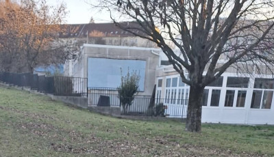 Leszedt&eacute;k a propaganda &oacute;ri&aacute;splak&aacute;tot a Jendrassik fal&aacute;r&oacute;l - c&eacute;lt &eacute;rt a tiltakoz&aacute;s